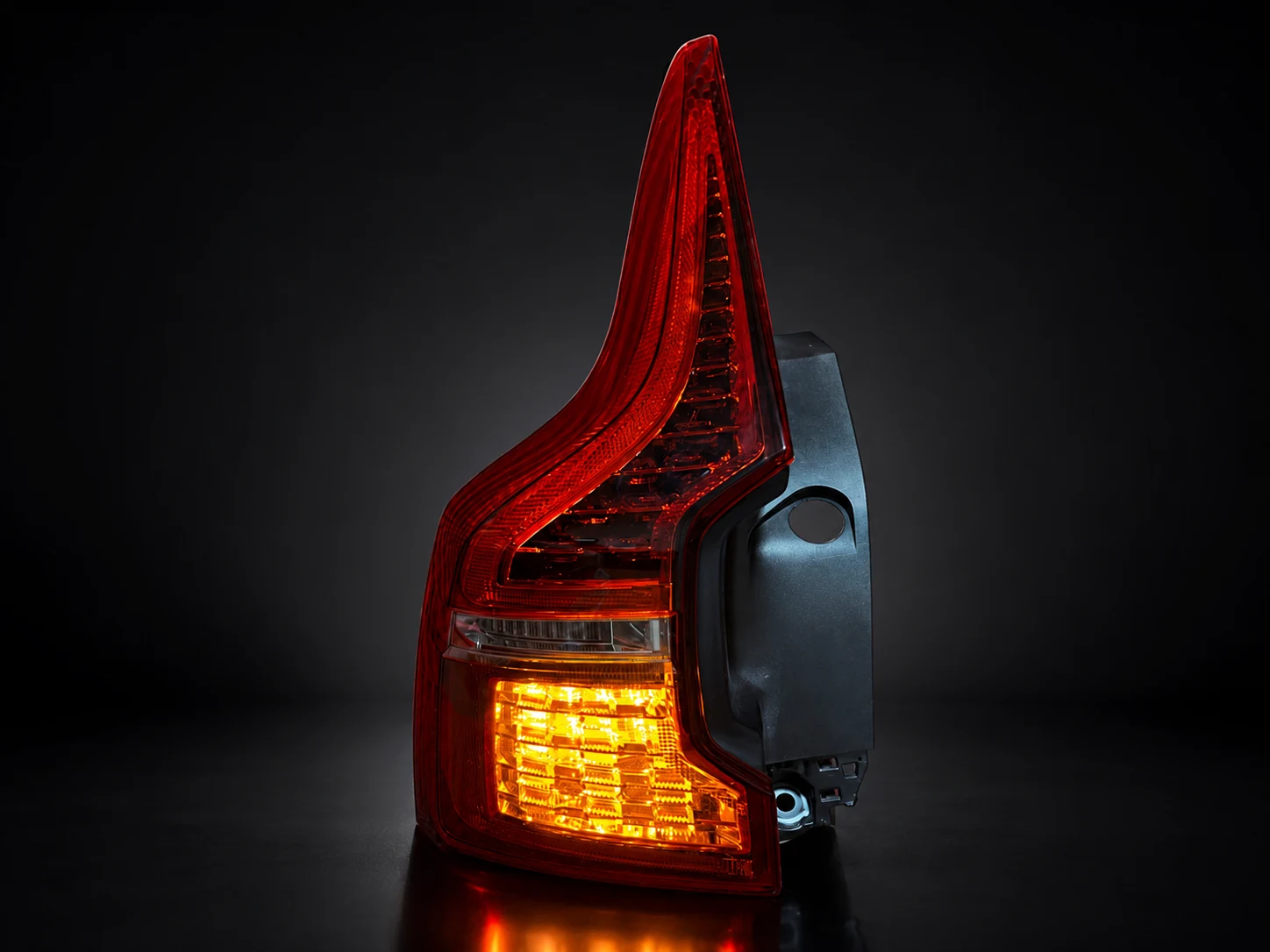 Volvo XC60 II generacja (17-21): USA na EU 1 Volvo XC60 – tylna lampa po adaptacji USA na EU | Cyber-Tek